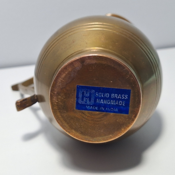 Vintage small brass pitcher made in India - Picture 13 of 16